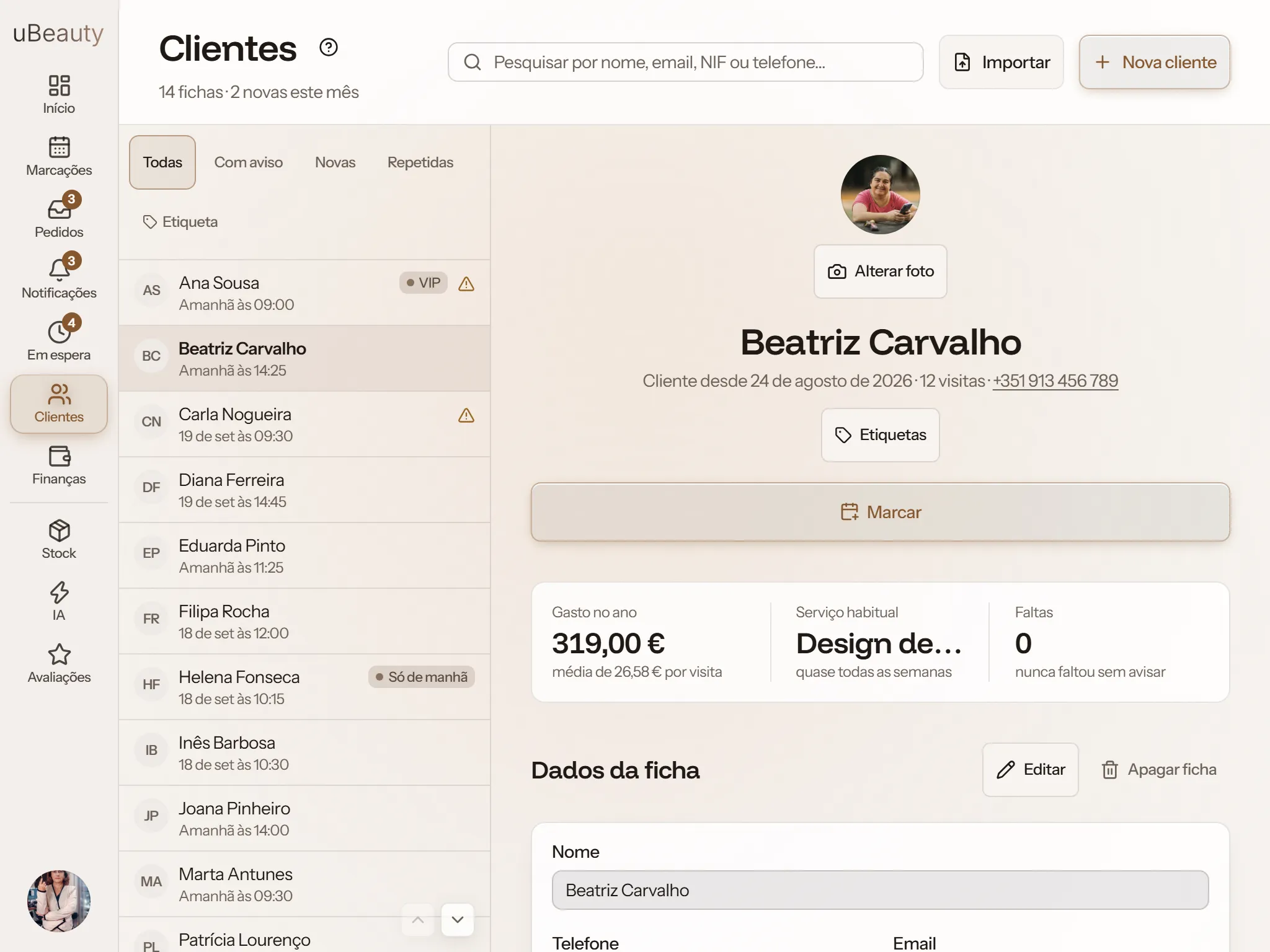 Clientes no iPad: a lista à esquerda e a ficha aberta à direita